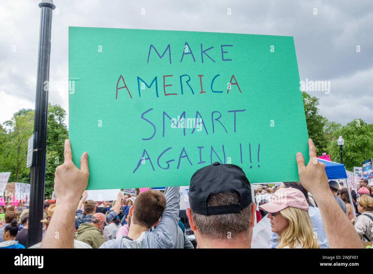 Boston, Massachusetts, Stati Uniti - 3 giugno 2017. I manifestanti della marcia anti-Trump tengono dei cartelli presso la Boston State House con il cartello "Make American Smart Again" (Make American Smart Again) Foto Stock