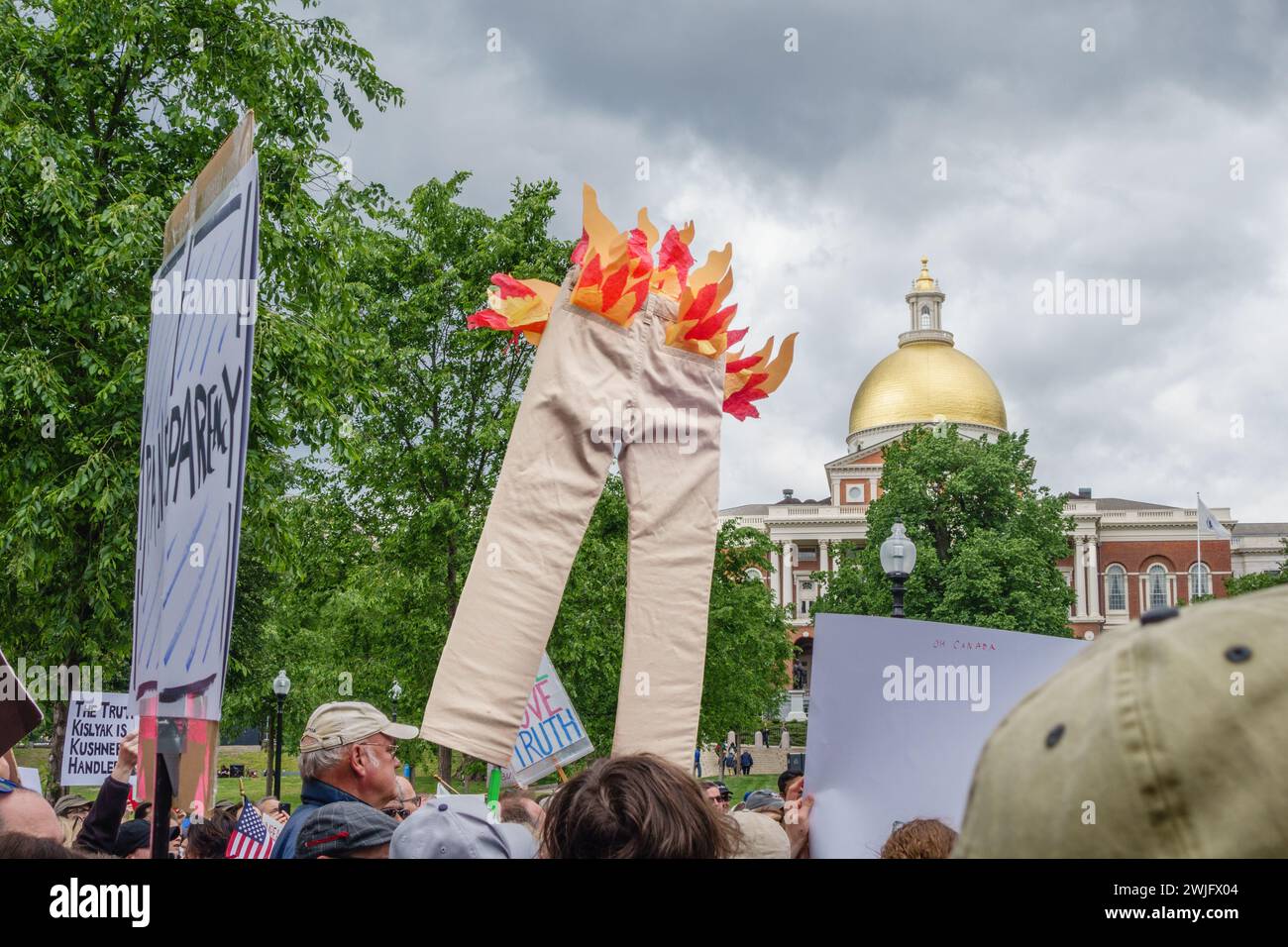Boston, ma, USA - 3 giugno 2017. I manifestanti alla marcia anti-Trump per la verità tengono dei segnali alla Boston State House. Il cartello in evidenza è "pantaloni in fiamme". Foto Stock