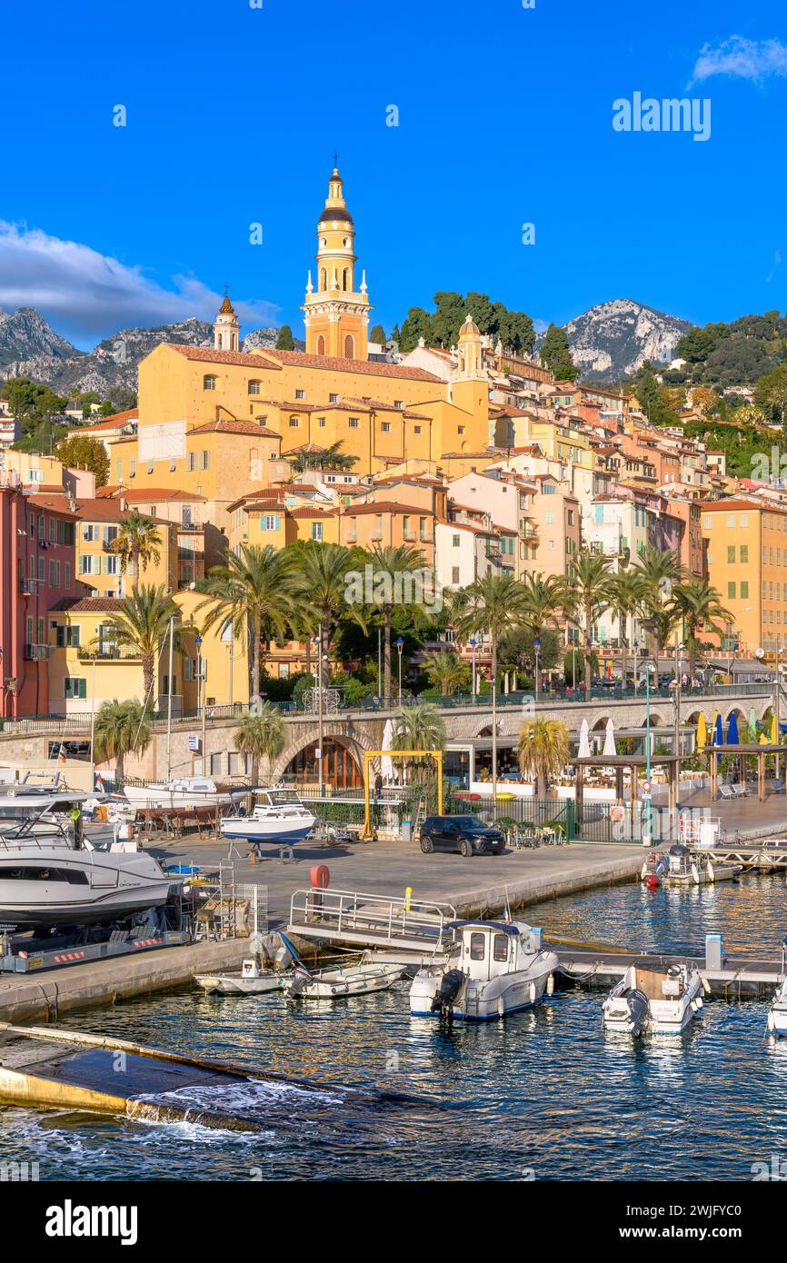 Splendida Mentone sulla Costa Azzurra - Côte Azzurra, Francia. Case colorate sorgono sulla collina dal vecchio porto di Mentone. Foto Stock