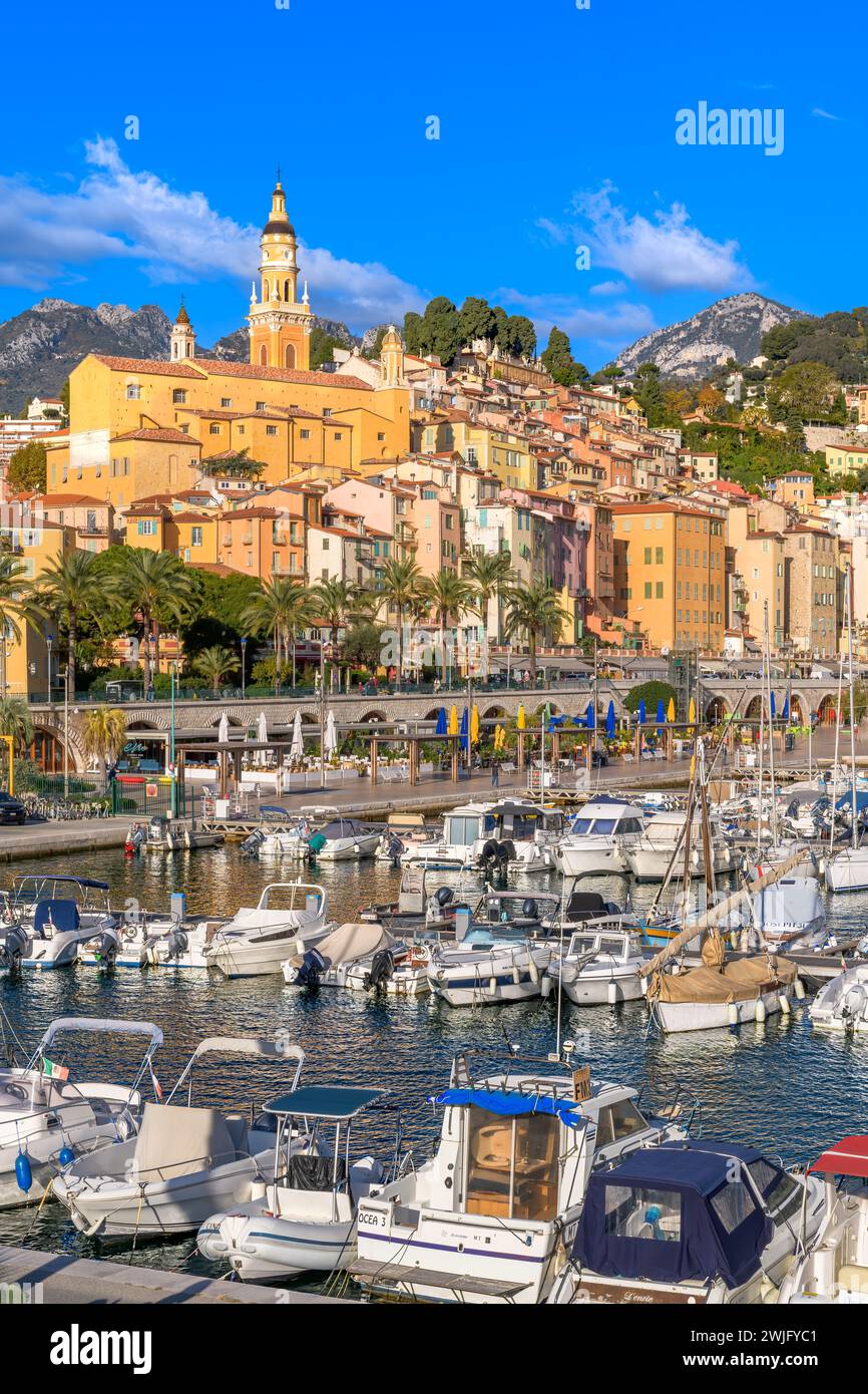 Splendida Mentone sulla Costa Azzurra - Côte Azzurra, Francia. Case colorate sorgono sulla collina dal vecchio porto di Mentone. Foto Stock