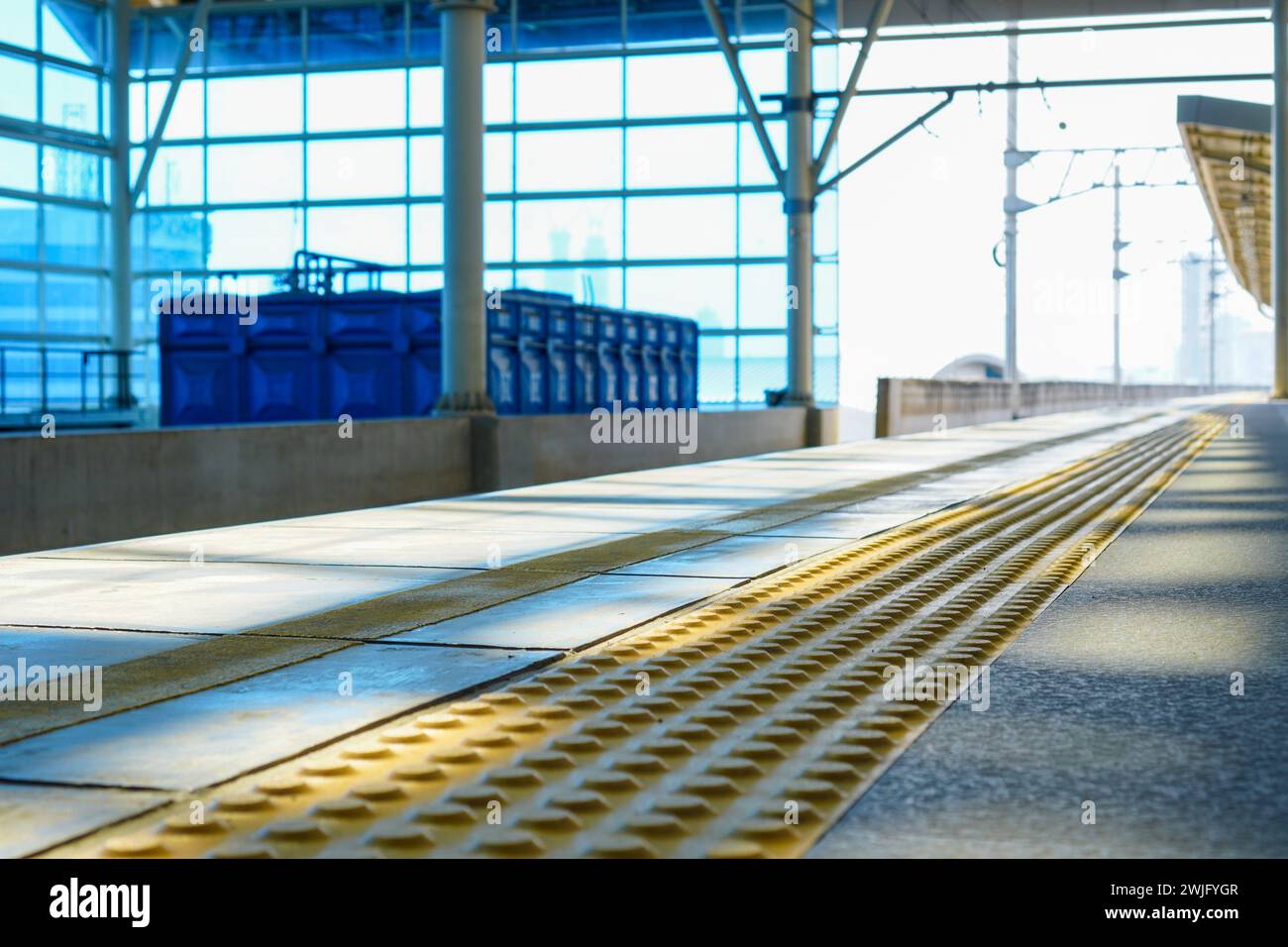 Pavimentazione tattile per guide non vedenti alla stazione ferroviaria Foto Stock