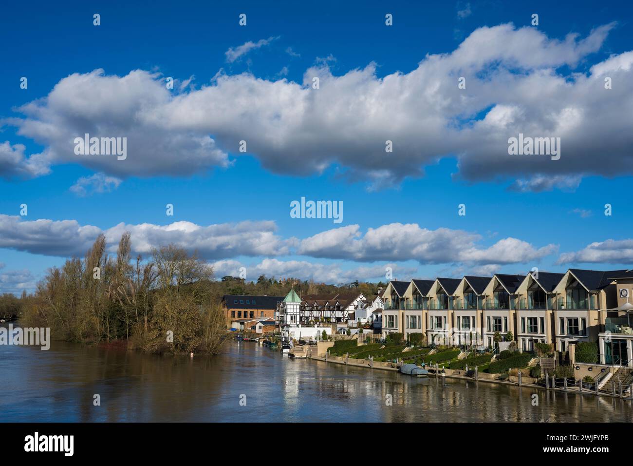 Taplow Riverside, Luxury Homes, River Tamigi, Buckinghamshire, Inghilterra, REGNO UNITO, REGNO UNITO. Foto Stock