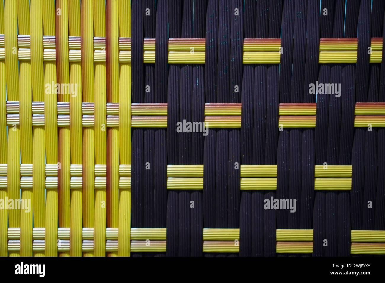 Dettagli di sfondo in rattan con diversi colori contrastanti Foto Stock