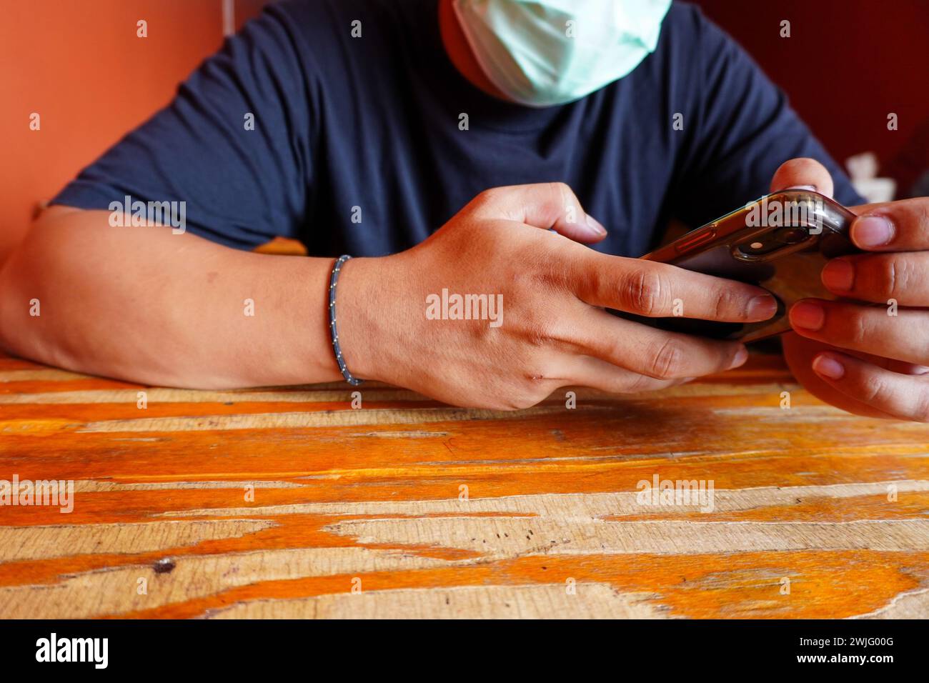 Concentrati sulla mano dell'uomo usando il cellulare Foto Stock