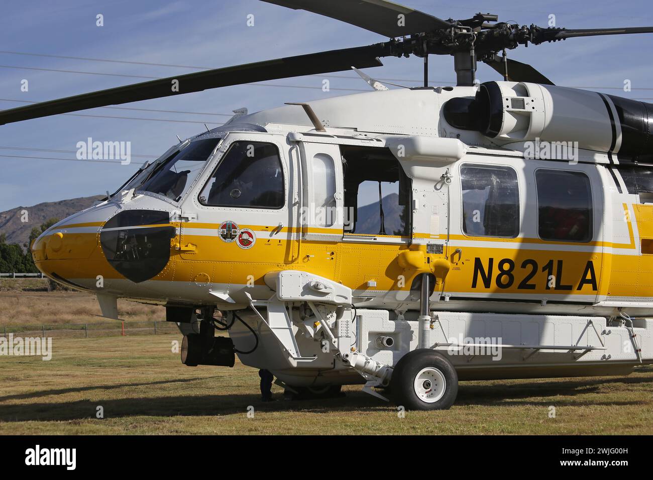 Los Angeles, California, Stati Uniti d'America - 4 novembre 2023: Viene mostrato un elicottero Sikorsky S-70 Firehawk (N821LA), gestito dal dipartimento dei vigili del fuoco della contea di Los Angeles. Foto Stock