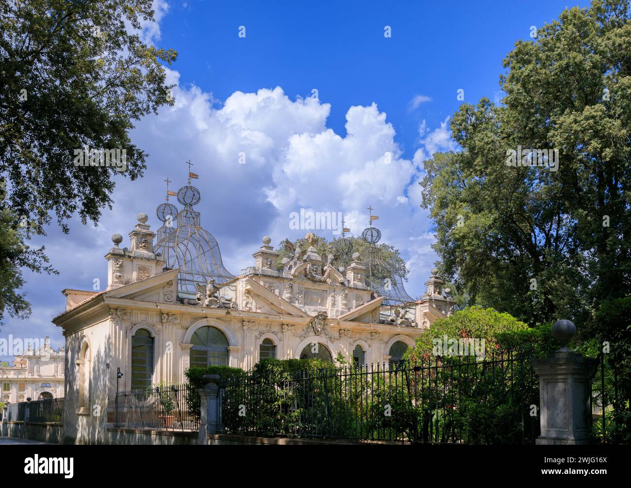 Facciata dell'Uccelliera (voliera) all'interno del parco pubblico dei Giardini di Villa Borghese a Roma, Italia. Foto Stock