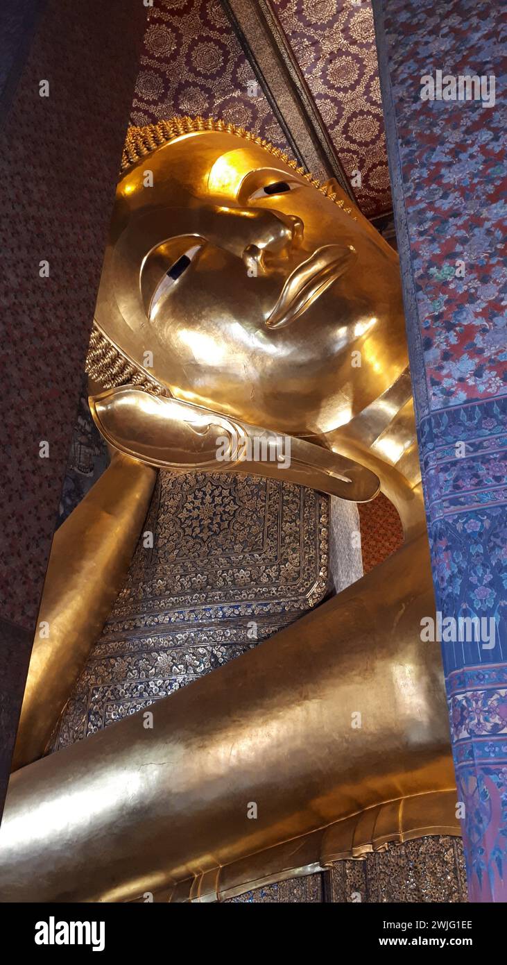 Grande statua di Buddha a Wat Pho, Bangkok Foto Stock