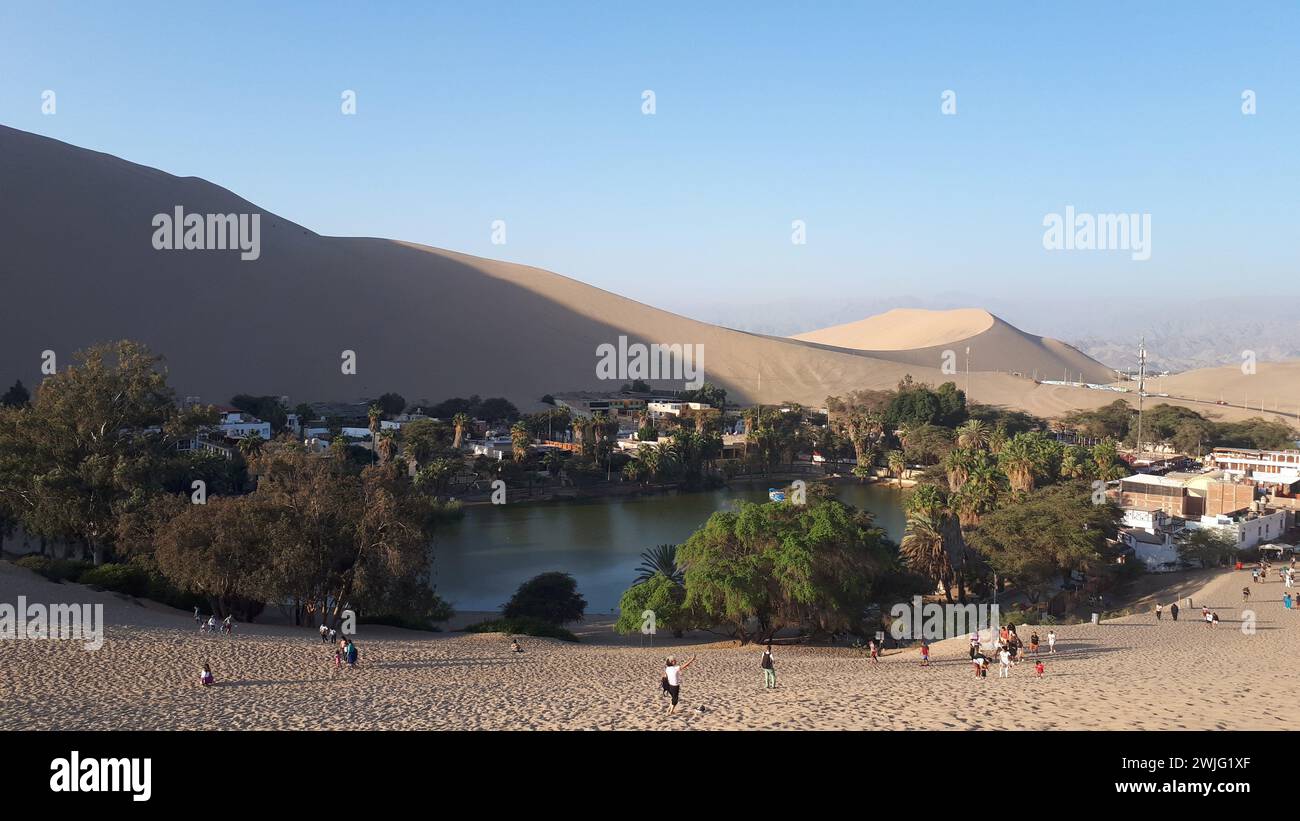 La città dell'oasi di Huacachina in Perù Foto Stock