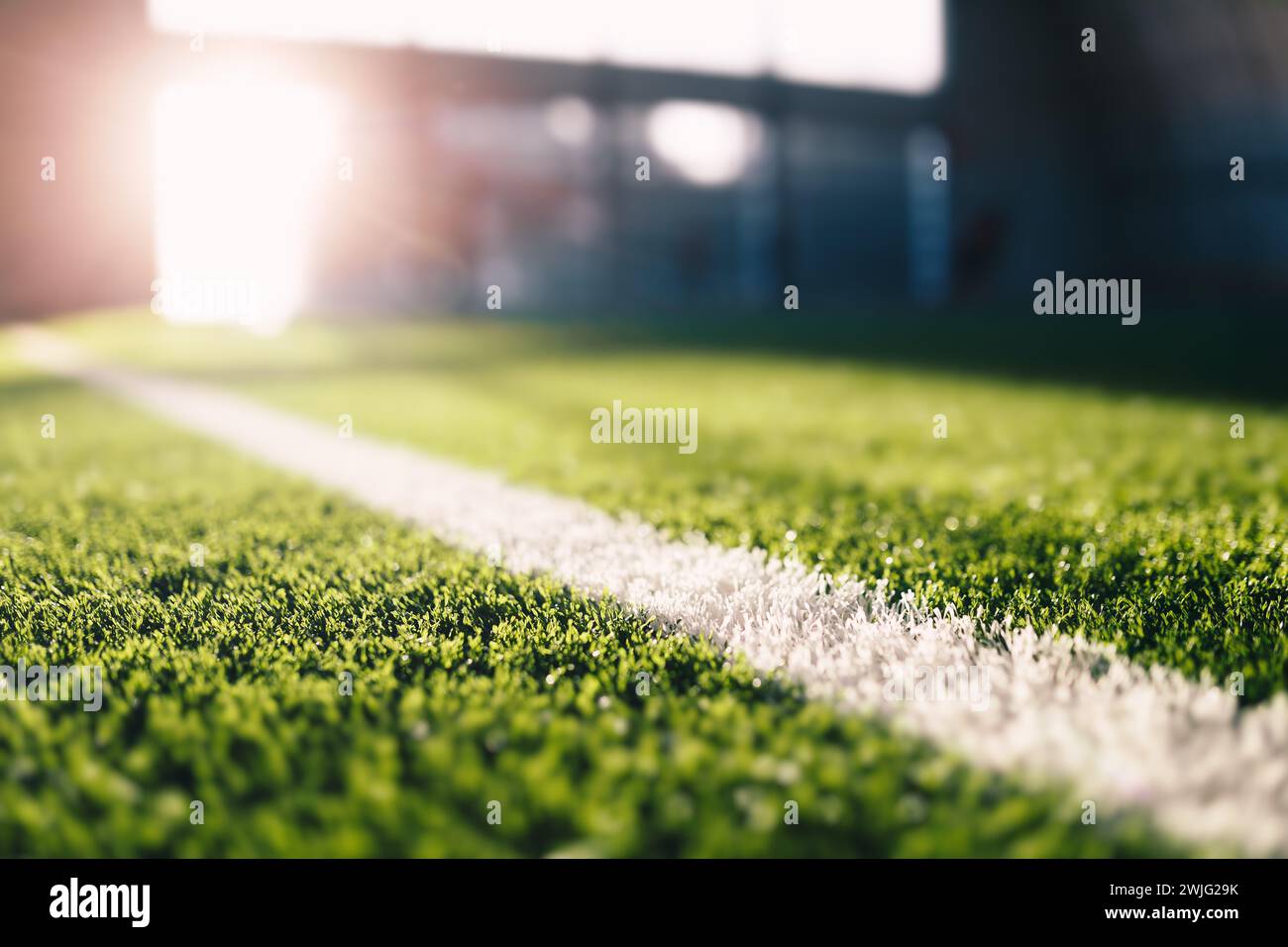 Campo da calcio al Sunny Day. Giorno d'estate al campo sportivo. Luce solare sullo sfondo. Calcio di fondo. Foto Stock