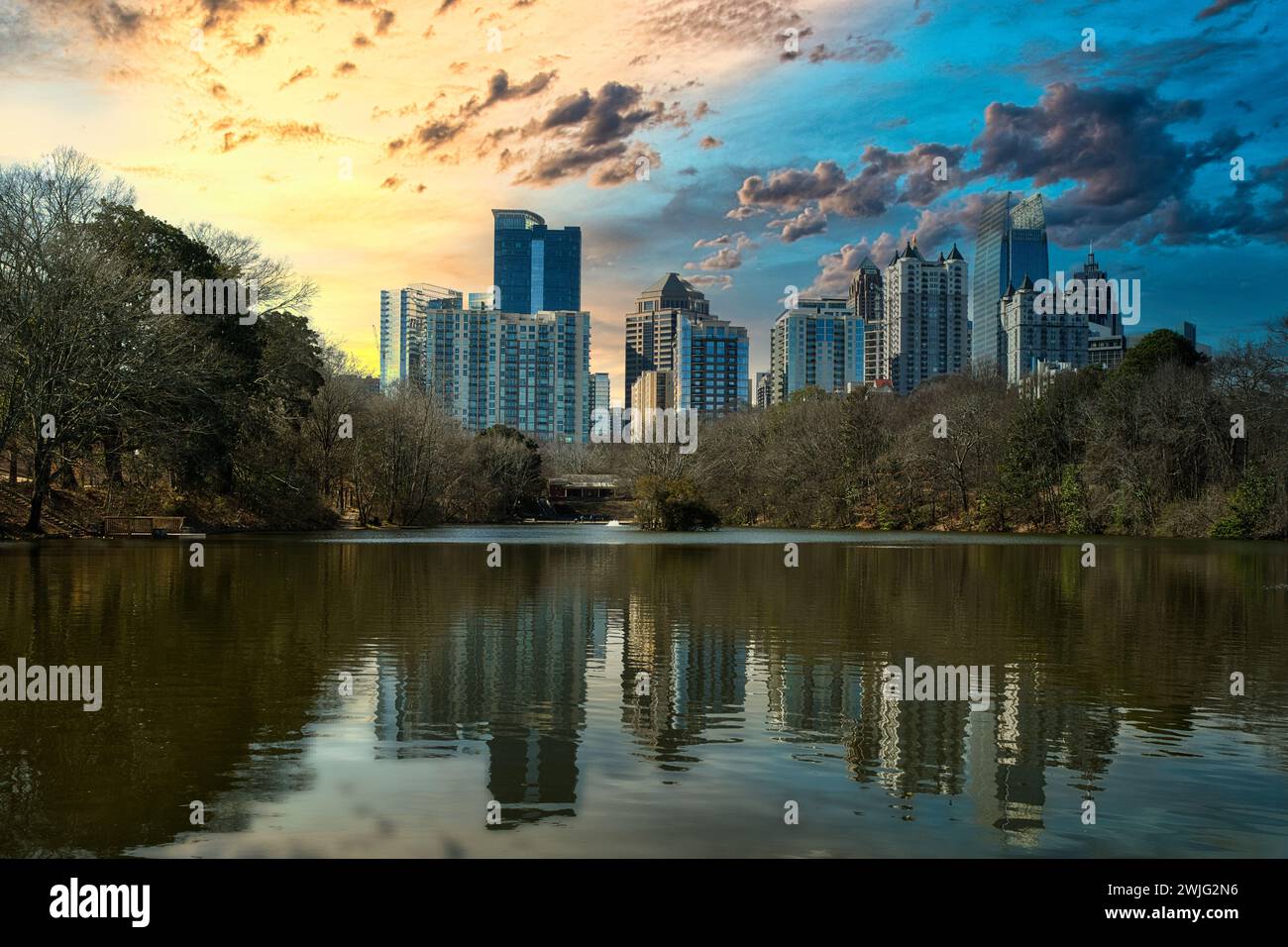 Atlanta, GA- febbraio 4,2023- Vista panoramica del Piedmont Park, del lago Clara Meer e dello skyline di Atlanta dal Piedmont Park Foto Stock