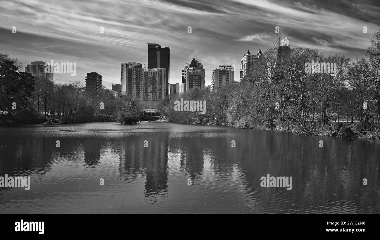 Foto in bianco e nero dello skyline di Atlanta dal Piedmont Park di Atlanta, Georgia Foto Stock