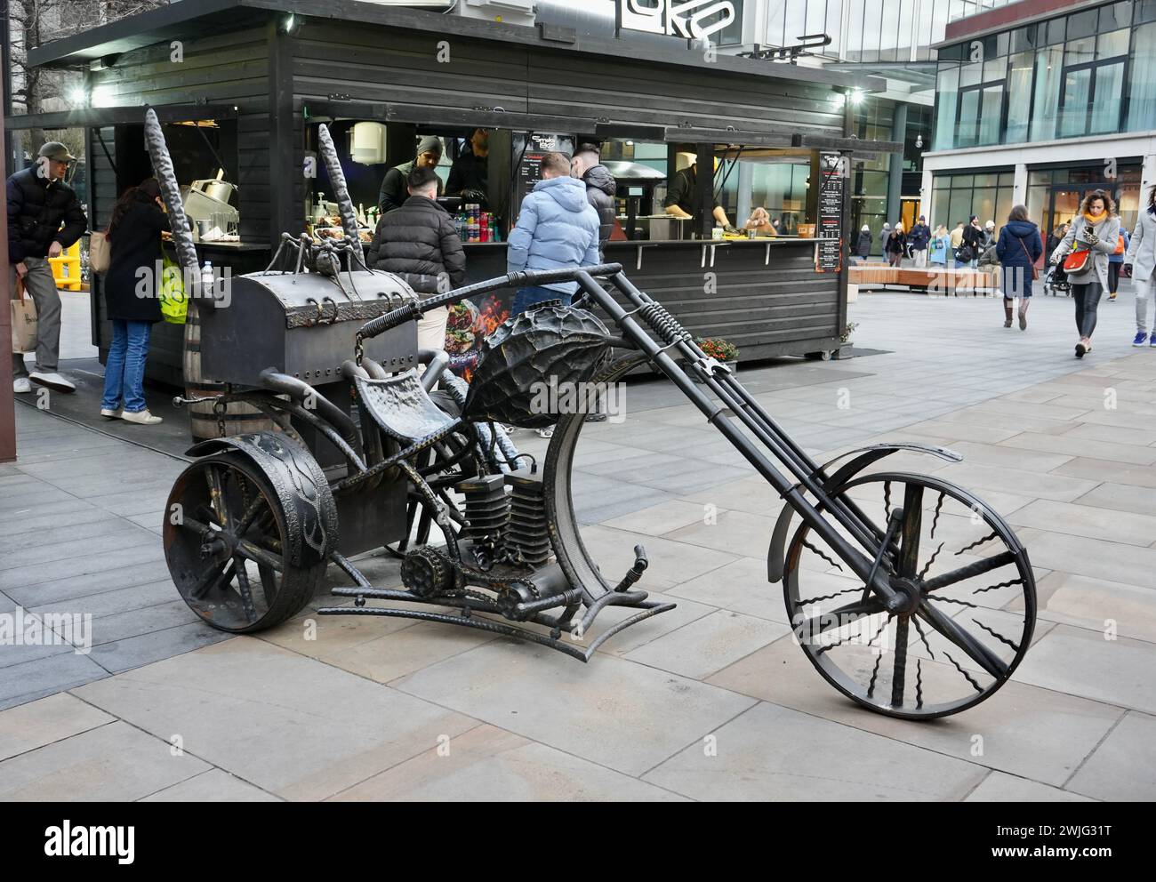 Scultura di motociclette in metallo tritatutto vicino al mercato di Spitalfields. Londra, Regno Unito, 20 gennaio 2024. Foto Stock