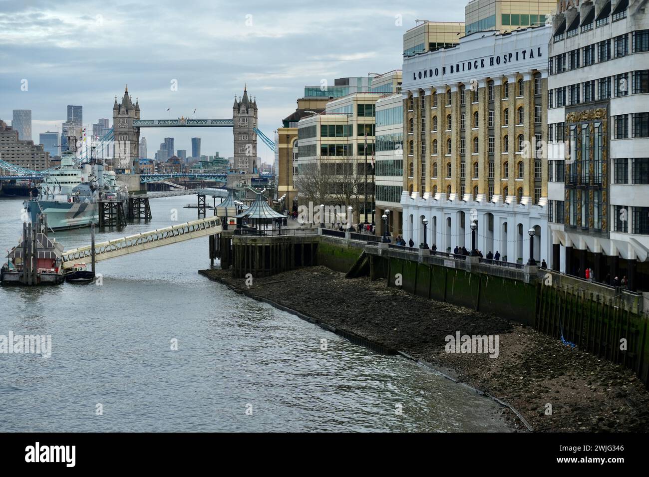 Tower Bridge sul Tamigi con London Bridge Hospital e HMS Belfast. Londra, Regno Unito, 20 gennaio 2024. Foto Stock