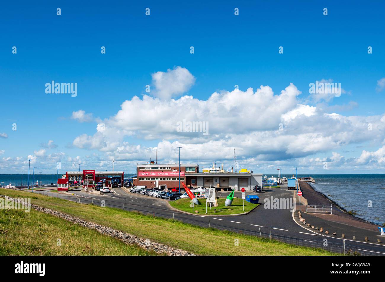 Dagebüll Fährhafen zu den inseln und Halligen an der Nordfriesischen Küste, blauer Himmel mit Wolken *** Dagebüll porto dei traghetti per le isole e Halligen sulla costa della Frisia settentrionale, cielo blu con nuvole Foto Stock