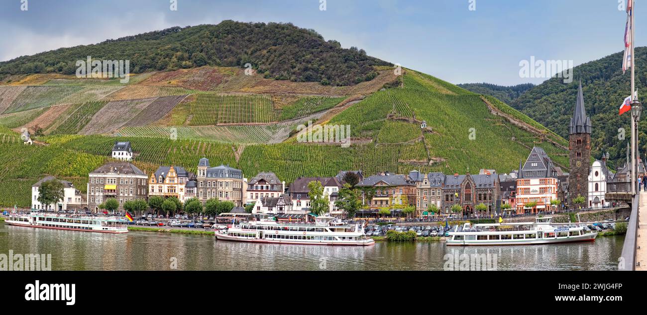 Panorama di Bernkastel, Bernkastel-Kues, Middle Mosel, Renania-Palatinato, Germania, Europa Foto Stock