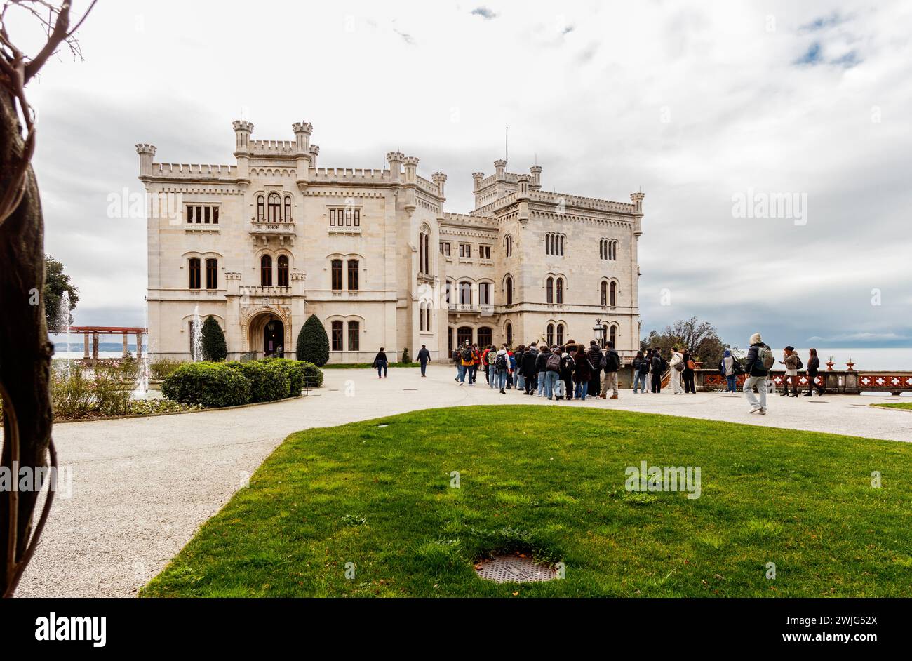 Trieste, Italia - 12 febbraio 2024: Castello di Miramare, dove vivevano l'arciduca Ferdinando Massimiliano d'Asburgo e sua moglie Carlotta del Belgio Foto Stock