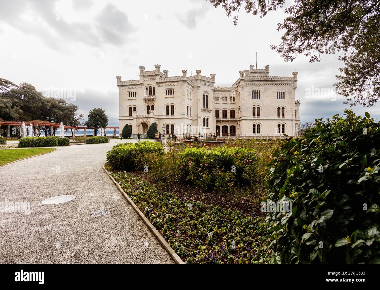 Trieste, Italia - 12 febbraio 2024: Castello di Miramare, dove vivevano l'arciduca Ferdinando Massimiliano d'Asburgo e sua moglie Carlotta del Belgio Foto Stock