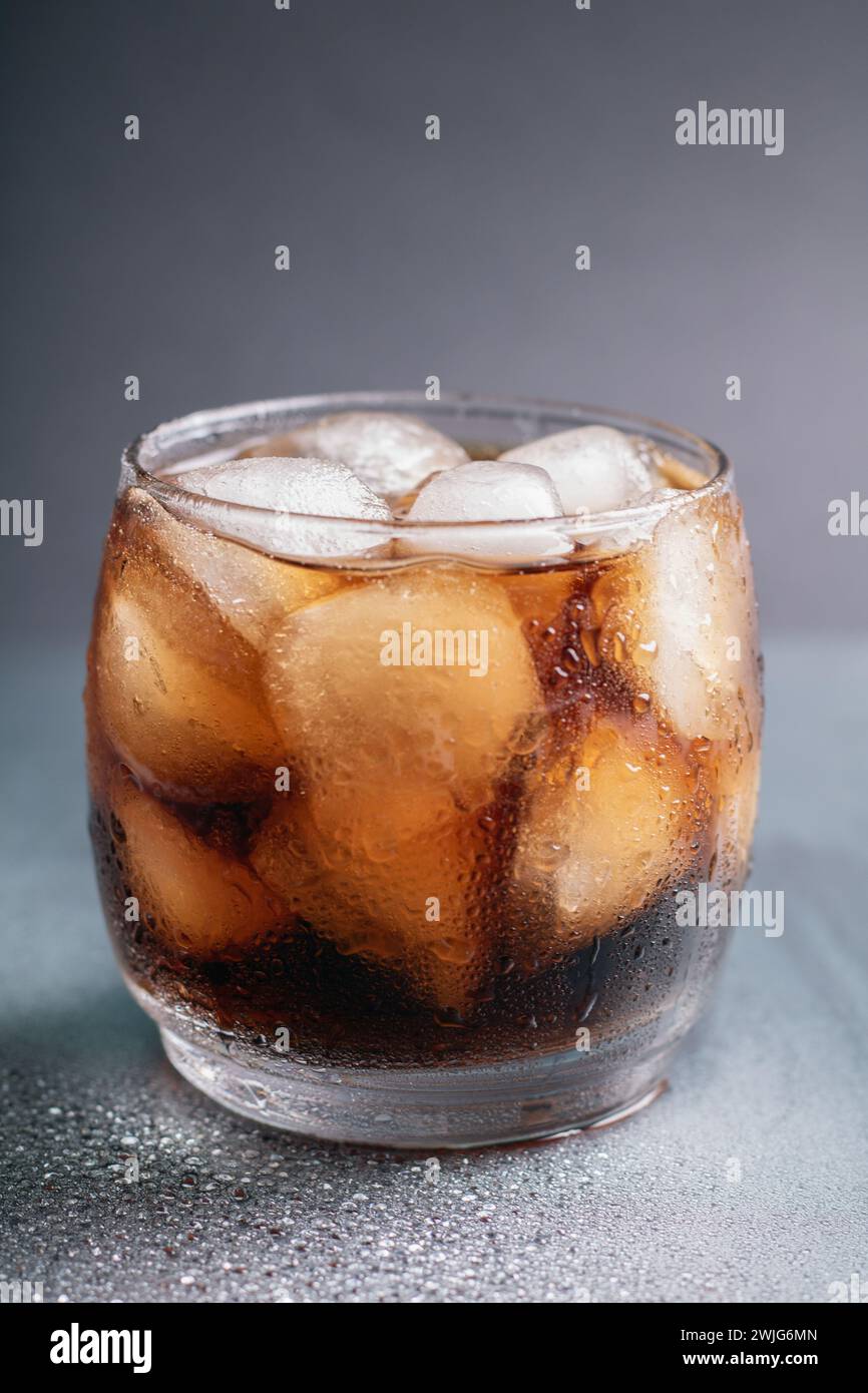 fotografia, bibite, drink, bicchiere, rinfresco, bevanda, bagnata, movimento, goccia, liquido, ghiaccio, oggetto, freddo, freddo, bolle, immagine a colori, barra, cubo di ghiaccio, cockta Foto Stock