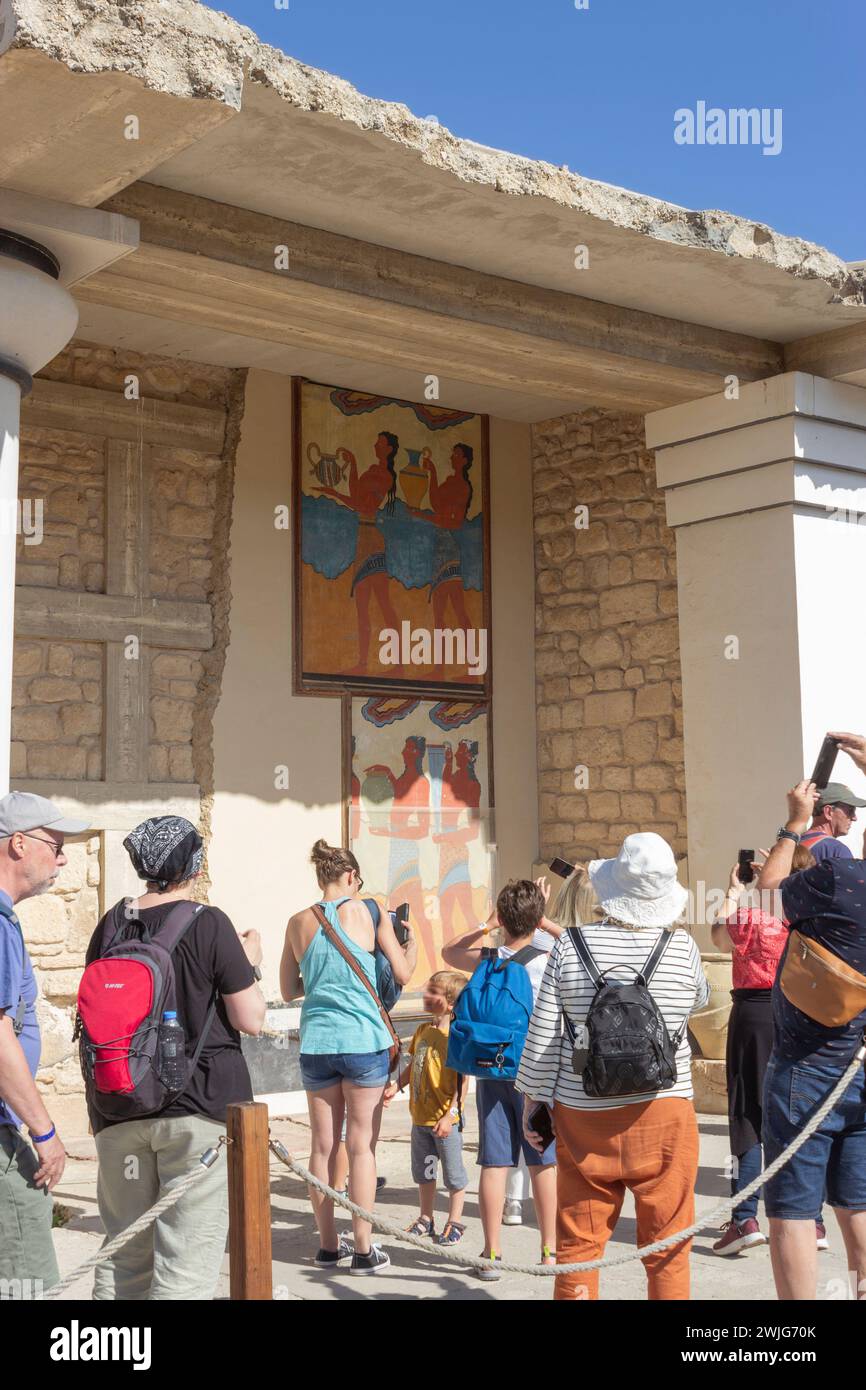 Palazzo di Minosse, Cnosso, Creta, Grecia. Un gruppo di turisti che ammirano l'affresco della "Processione" nel Propileo Sud. Foto Stock