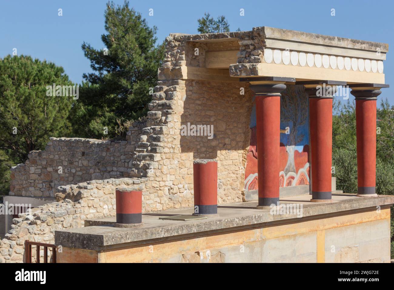 Palazzo di Minosse, Cnosso, Creta, Grecia. Il portico nord con affresco di toro di ricarica. Foto Stock