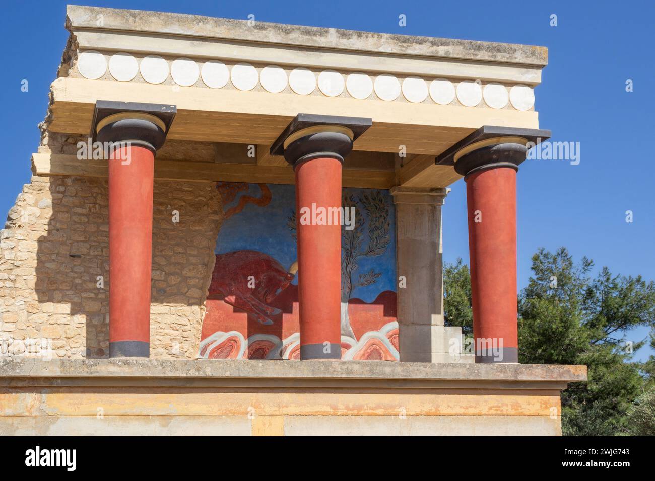 Palazzo di Minosse, Cnosso, Creta, Grecia. Il portico nord con affresco di toro di ricarica. Foto Stock