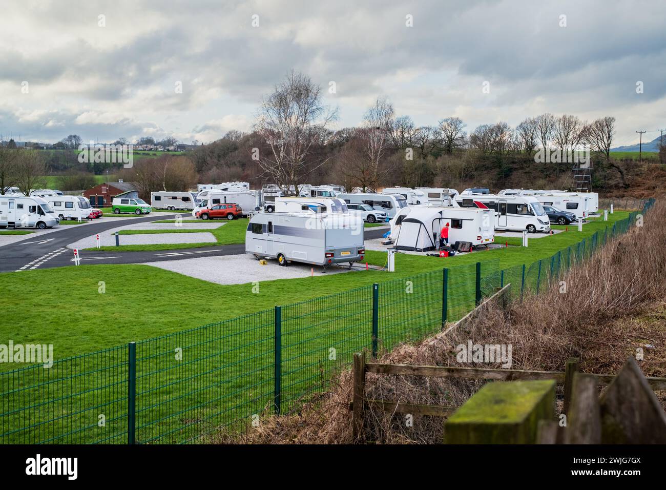 Burrs Bury UK 10 febbraio 2024. Burrs Country Park Bury campeggio e roulotte in inverno con camper e roulotte su supporti rigidi Foto Stock