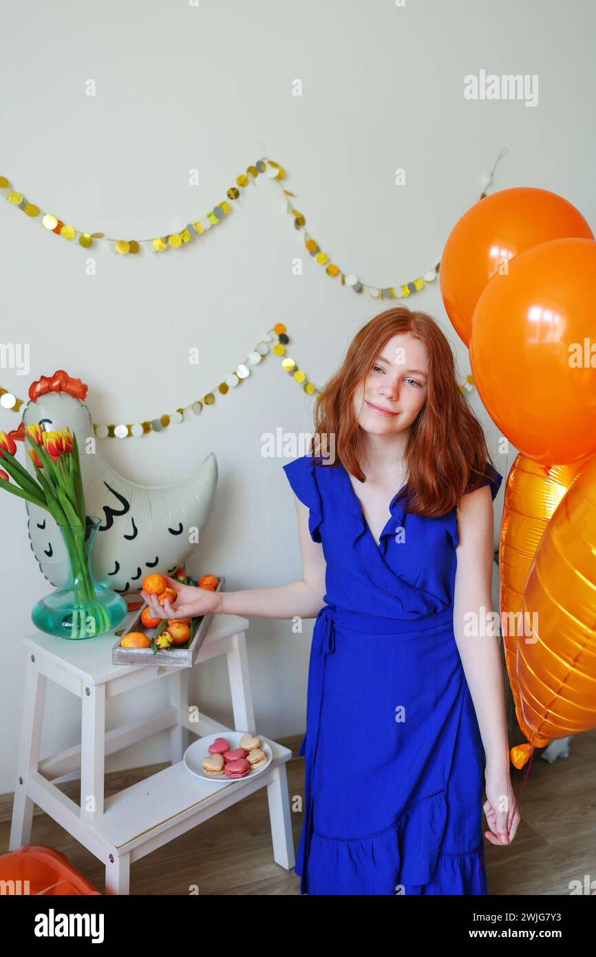 Ragazza con palloncini di Pasqua e uova di Pasqua Foto Stock