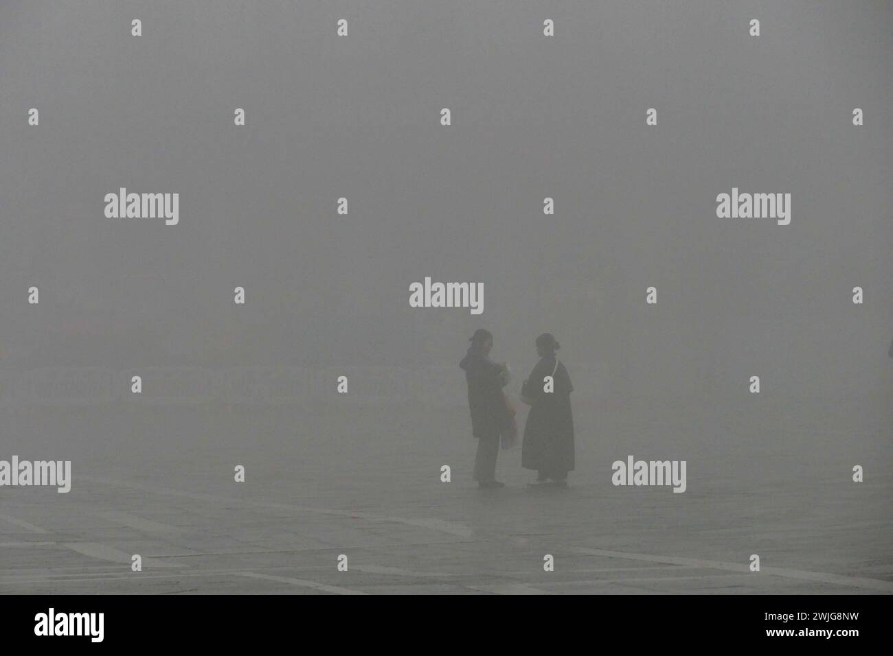 Venezia, Italia - 15 febbraio 2024: Una vista generale di Venezia avvolta dalla nebbia. La città della Serenissima si è svegliata in un'atmosfera magica. Marco secchi / Alamy Live News. Foto Stock