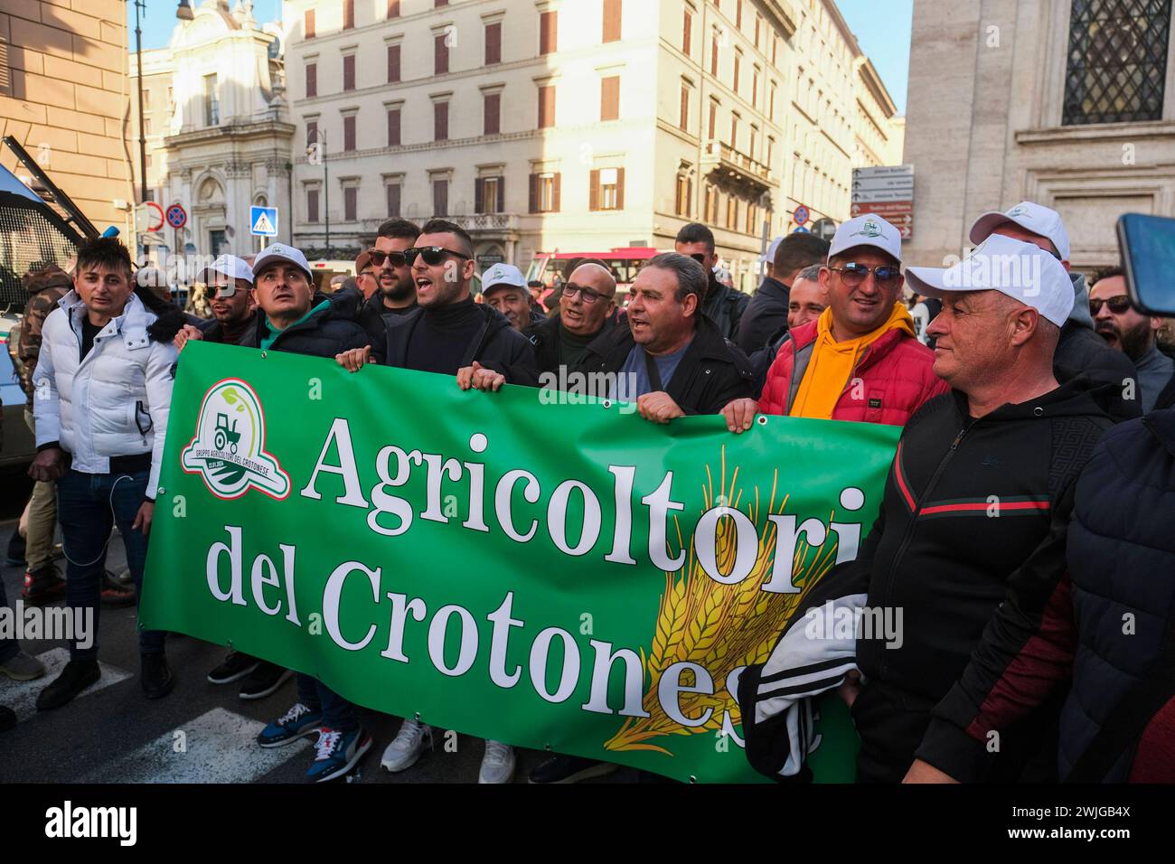 Gli agricoltori a Roma dimostrano che gli agricoltori Crotonesi di fronte a Palazzo Chigi chiedono una riduzione delle tasse sul carburante, prezzi migliori per i loro prodotti e un allentamento delle normative ambientali comunitarie che, dicono, rendono più difficile la concorrenza con prodotti stranieri meno costosi. Fermato dalla polizia oggi, 15 febbraio 2024 DSCF2590 Copyright: XAntonioxBalascox Foto Stock