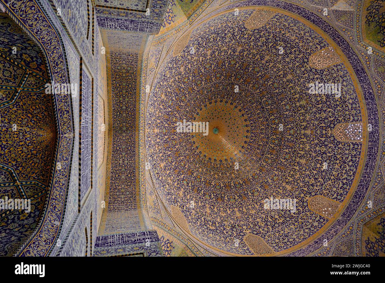 Isfahan, Iran, 06.30.2023: Moschea Shah, Isfahan, iran, dettagli architettonici delle piastrelle a mosaico della grande moschea dello shah. Foto Stock
