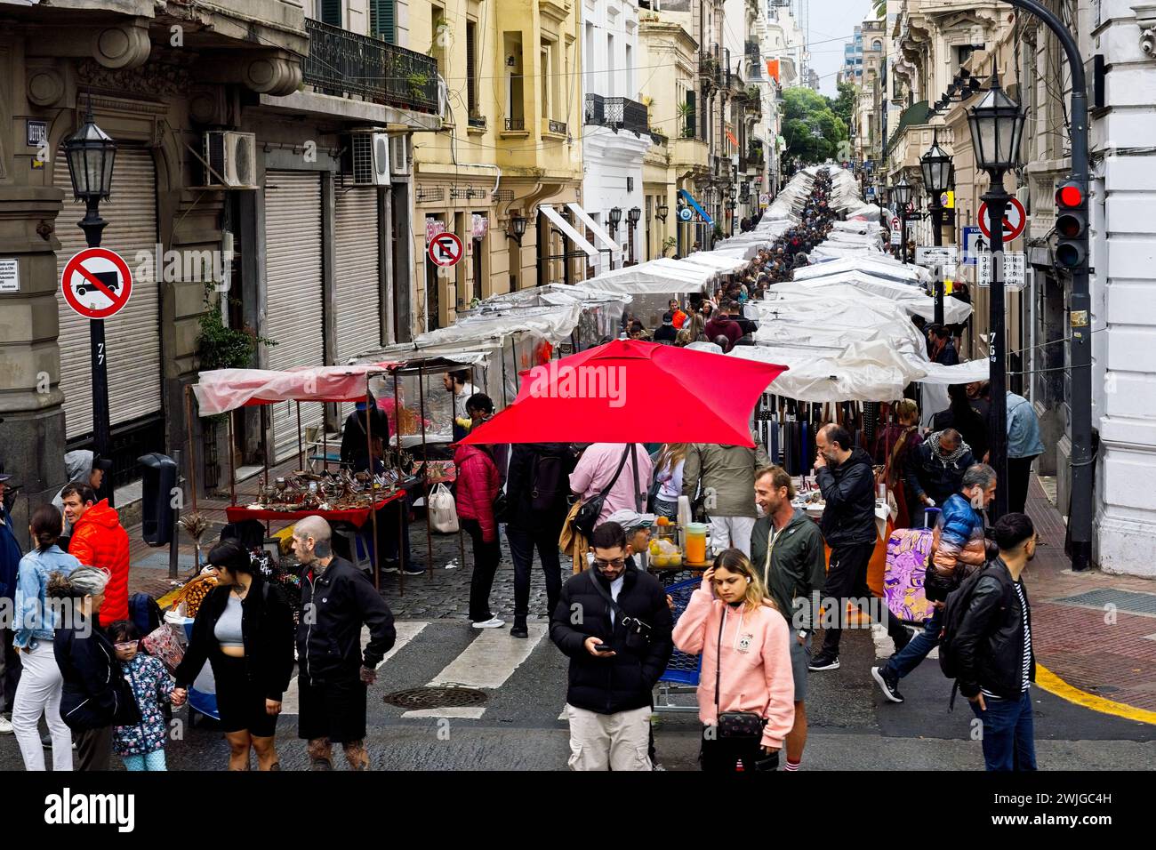 La Fiera di San Telmo è una fiera di antiquariato che si svolge nel barrio di San Telmo, è visitata da migliaia di turisti ogni domenica. Foto Stock