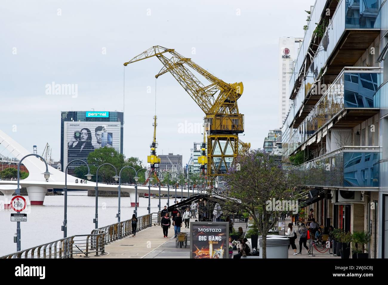 Dall'altra parte del fiume, fiancheggiato da grattacieli, ci sono splendidi parchi e strade tranquille che rendono questo quartiere una destinazione unica. Foto Stock