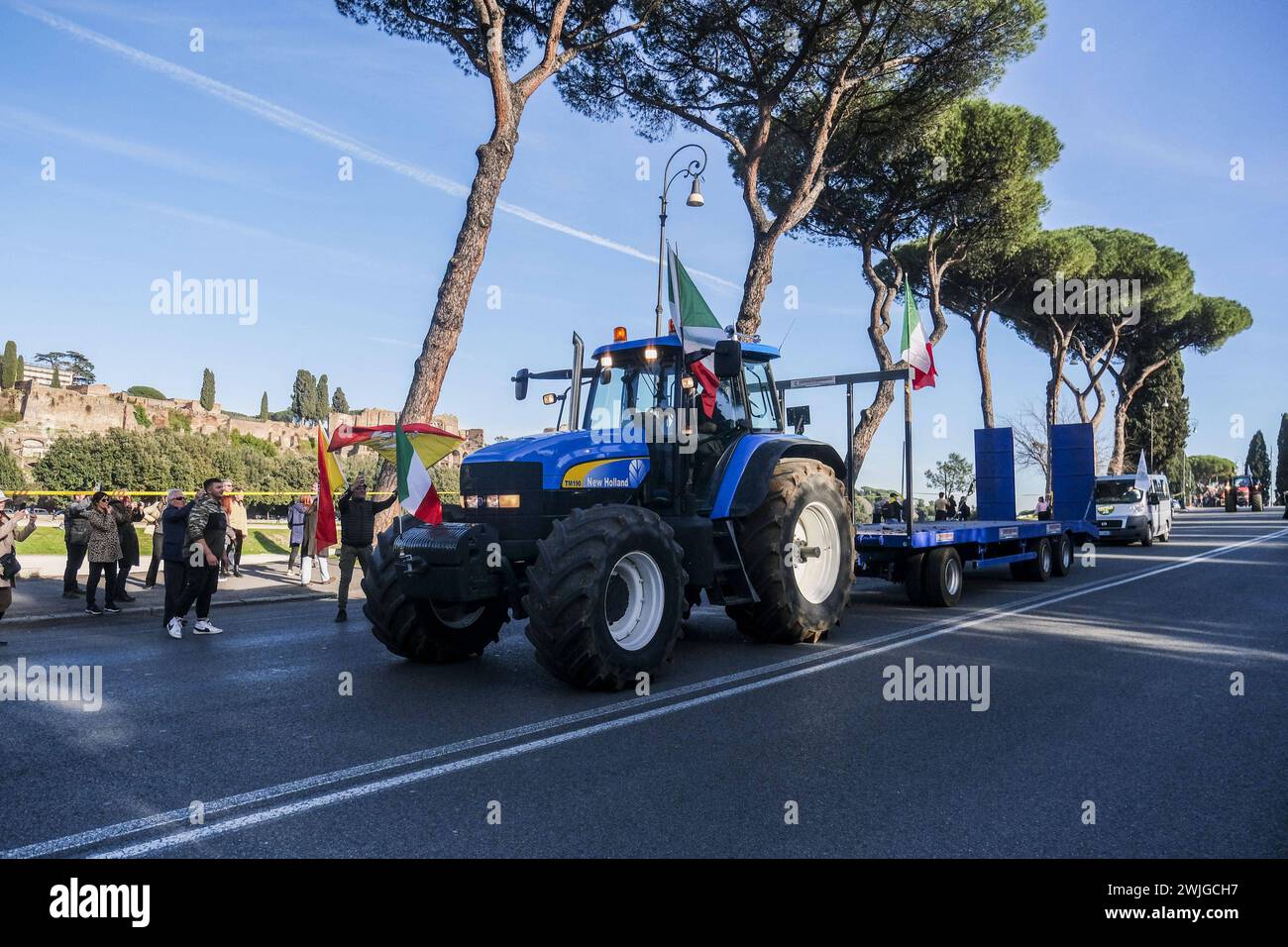 Notizie - dimostrazioni degli agricoltori a Roma gli agricoltori organizzano dimostrazioni in tutta Italia per settimane per chiedere tasse più basse sul carburante, prezzi migliori per i loro prodotti, e un allentamento delle normative ambientali dell'UE che, secondo loro, rendono più difficile competere con prodotti stranieri meno costosi. Oggi, 15 febbraio 2024, si sono riuniti in una manifestazione nazionale a roma al circo massimo e al campidoglio.& XA Roma Italia Copyright: XAntonioxBalascox/xLiveMediax LPN 1237674 Foto Stock