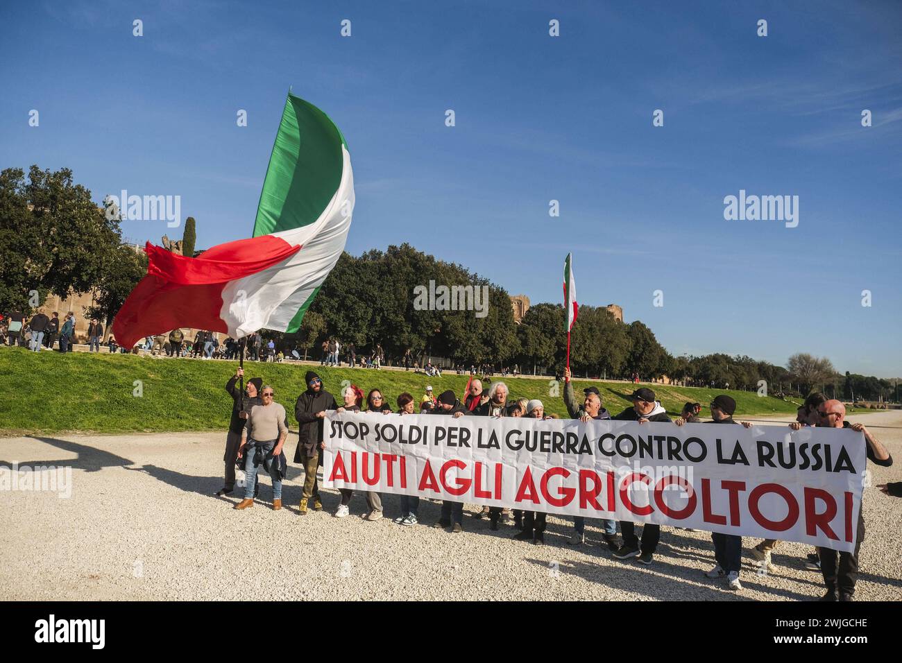 Notizie - dimostrazioni degli agricoltori a Roma gli agricoltori organizzano dimostrazioni in tutta Italia per settimane per chiedere tasse più basse sul carburante, prezzi migliori per i loro prodotti, e un allentamento delle normative ambientali dell'UE che, secondo loro, rendono più difficile competere con prodotti stranieri meno costosi. Oggi, 15 febbraio 2024, si sono riuniti in una manifestazione nazionale a roma al circo massimo e al campidoglio.& XA Roma Italia Copyright: XAntonioxBalascox/xLiveMediax LPN 1237675 Foto Stock