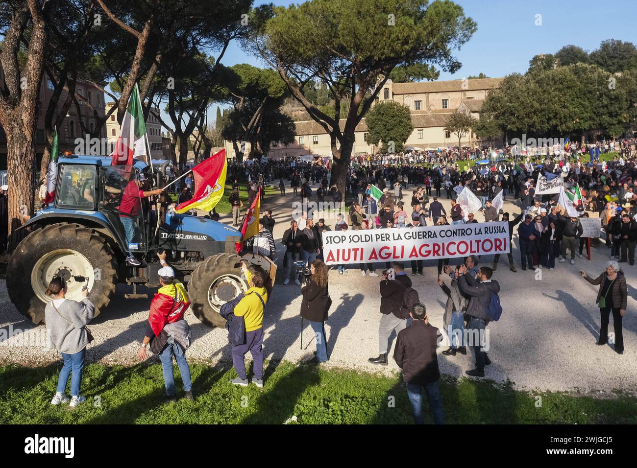 Notizie - dimostrazioni degli agricoltori a Roma gli agricoltori organizzano dimostrazioni in tutta Italia per settimane per chiedere tasse più basse sul carburante, prezzi migliori per i loro prodotti, e un allentamento delle normative ambientali dell'UE che, secondo loro, rendono più difficile competere con prodotti stranieri meno costosi. Oggi, 15 febbraio 2024, si sono riuniti in una manifestazione nazionale a roma al circo massimo e al campidoglio.& XA Roma Italia Copyright: XAntonioxBalascox/xLiveMediax LPN 1237669 Foto Stock