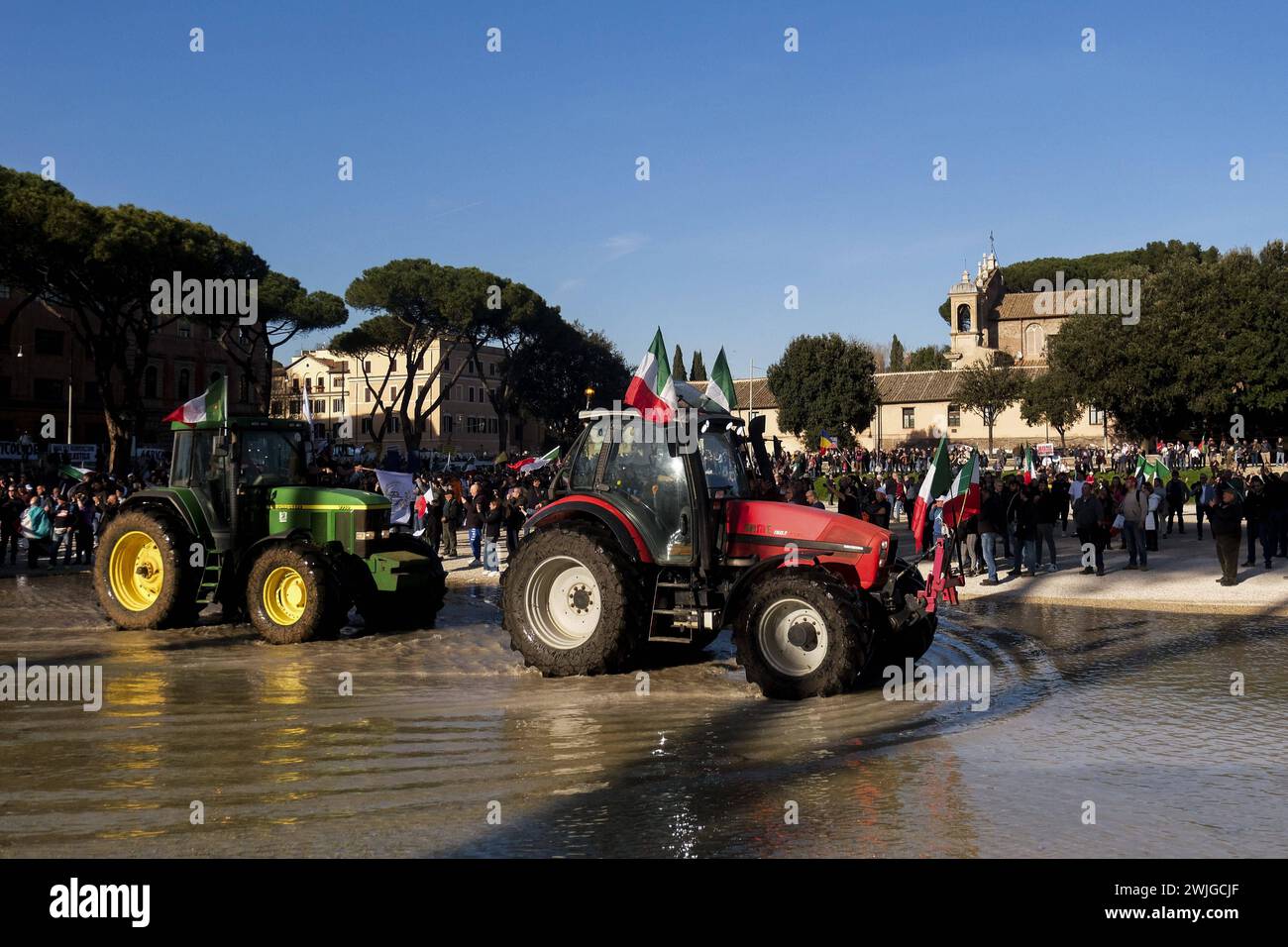 Notizie - dimostrazioni degli agricoltori a Roma gli agricoltori organizzano dimostrazioni in tutta Italia per settimane per chiedere tasse più basse sul carburante, prezzi migliori per i loro prodotti, e un allentamento delle normative ambientali dell'UE che, secondo loro, rendono più difficile competere con prodotti stranieri meno costosi. Oggi, 15 febbraio 2024, si sono riuniti in una manifestazione nazionale a roma al circo massimo e al campidoglio.& XA Roma Italia Copyright: XAntonioxBalascox/xLiveMediax LPN 1237666 Foto Stock