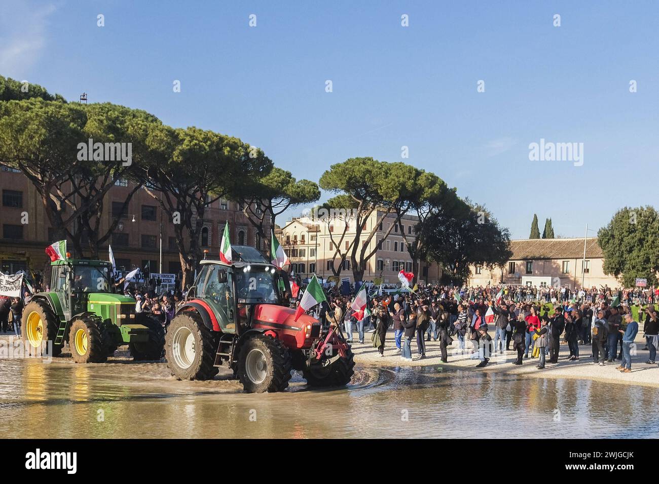 Notizie - dimostrazioni degli agricoltori a Roma gli agricoltori organizzano dimostrazioni in tutta Italia per settimane per chiedere tasse più basse sul carburante, prezzi migliori per i loro prodotti, e un allentamento delle normative ambientali dell'UE che, secondo loro, rendono più difficile competere con prodotti stranieri meno costosi. Oggi, 15 febbraio 2024, si sono riuniti in una manifestazione nazionale a roma al circo massimo e al campidoglio.& XA Roma Italia Copyright: XAntonioxBalascox/xLiveMediax LPN 1237668 Foto Stock