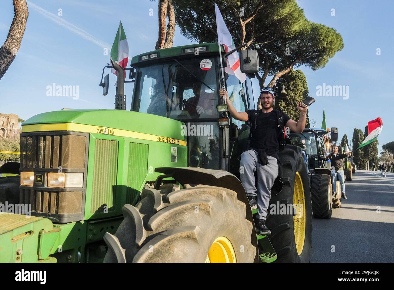 Notizie - dimostrazioni degli agricoltori a Roma gli agricoltori organizzano dimostrazioni in tutta Italia per settimane per chiedere tasse più basse sul carburante, prezzi migliori per i loro prodotti, e un allentamento delle normative ambientali dell'UE che, secondo loro, rendono più difficile competere con prodotti stranieri meno costosi. Oggi, 15 febbraio 2024, si sono riuniti in una manifestazione nazionale a roma al circo massimo e al campidoglio.& XA Roma Italia Copyright: XAntonioxBalascox/xLiveMediax LPN 1237671 Foto Stock