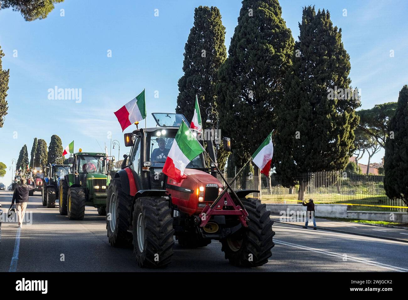 Notizie - dimostrazioni degli agricoltori a Roma gli agricoltori organizzano dimostrazioni in tutta Italia per settimane per chiedere tasse più basse sul carburante, prezzi migliori per i loro prodotti, e un allentamento delle normative ambientali dell'UE che, secondo loro, rendono più difficile competere con prodotti stranieri meno costosi. Oggi, 15 febbraio 2024, si sono riuniti in una manifestazione nazionale a roma al circo massimo e al campidoglio.& XA Roma Italia Copyright: XAntonioxBalascox/xLiveMediax LPN 1237673 Foto Stock