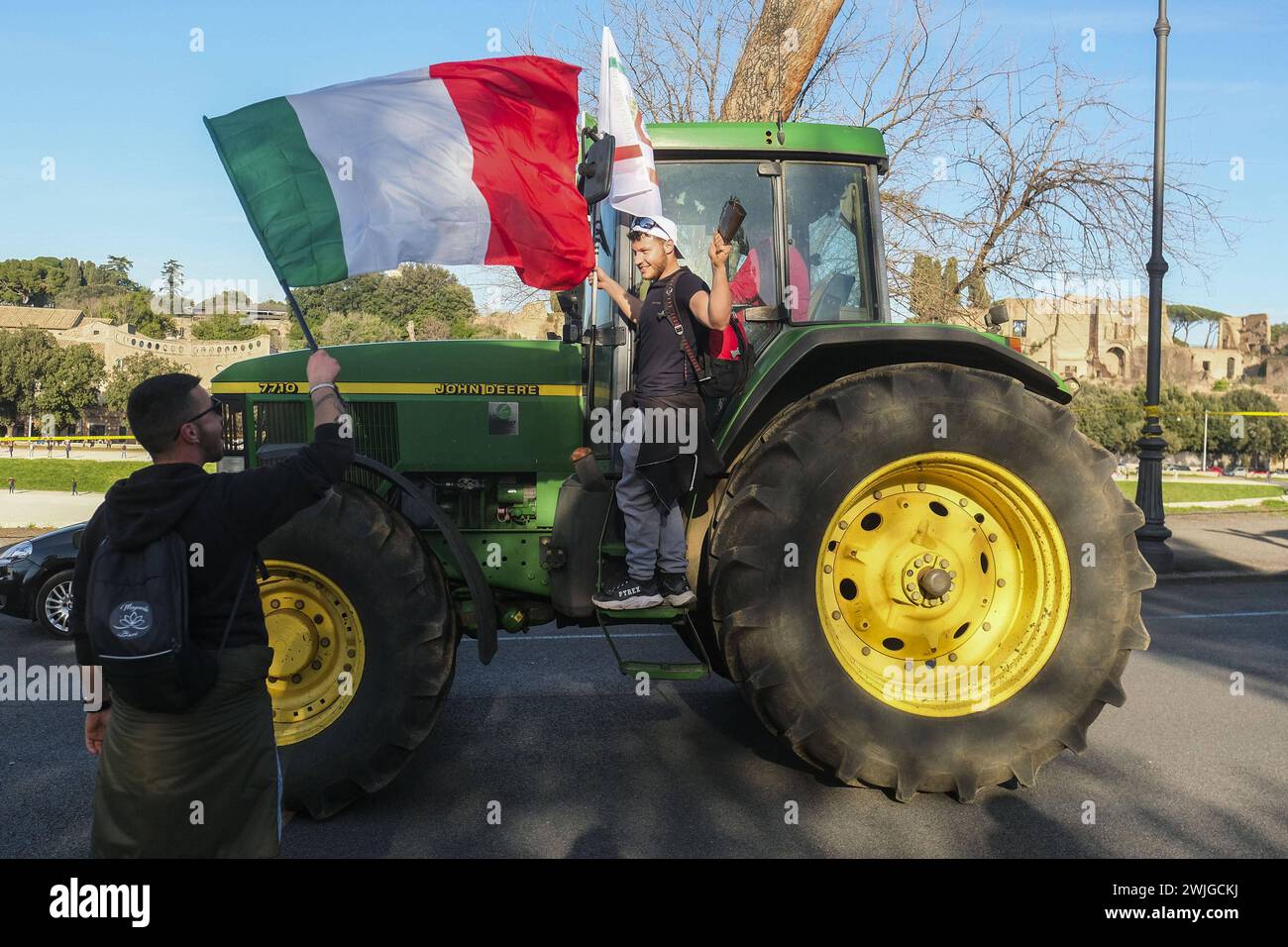 Notizie - dimostrazioni degli agricoltori a Roma gli agricoltori organizzano dimostrazioni in tutta Italia per settimane per chiedere tasse più basse sul carburante, prezzi migliori per i loro prodotti, e un allentamento delle normative ambientali dell'UE che, secondo loro, rendono più difficile competere con prodotti stranieri meno costosi. Oggi, 15 febbraio 2024, si sono riuniti in una manifestazione nazionale a roma al circo massimo e al campidoglio.& XA Roma Italia Copyright: XAntonioxBalascox/xLiveMediax LPN 1237672 Foto Stock