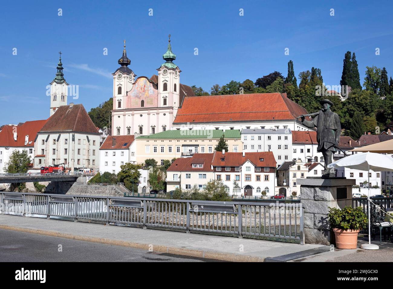 Città di Steyr alla confluenza dei fiumi Enns e Steyr con la Michaelerkirche, alta Austria, Austria Foto Stock
