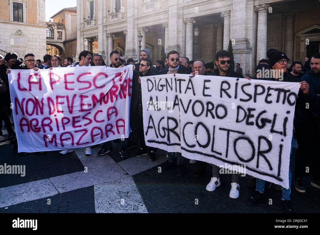 Notizie - dimostrazioni degli agricoltori a Roma gli agricoltori organizzano dimostrazioni in tutta Italia per settimane per chiedere tasse più basse sul carburante, prezzi migliori per i loro prodotti, e un allentamento delle normative ambientali dell'UE che, secondo loro, rendono più difficile competere con prodotti stranieri meno costosi. Oggi, 15 febbraio 2024, si sono riuniti in una manifestazione nazionale a roma al circo massimo e al campidoglio.& XA Roma Italia Copyright: XAntonioxBalascox/xLiveMediax LPN 1237697 Foto Stock