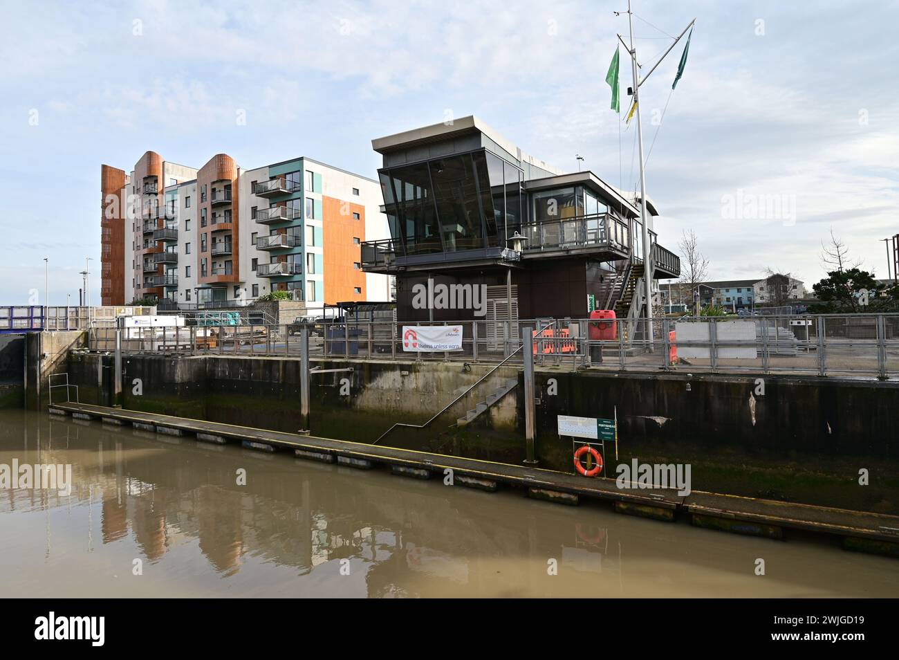 Mostra l'ingresso al molo di Marina Quays, che è aperto e chiuso alle maree in entrata dalle porte Hydraulik, con una passerella in metallo sopra, 2 cancelli ad ogni estremità. Foto di Robert Timoney/AlamyLiveNews Foto Stock