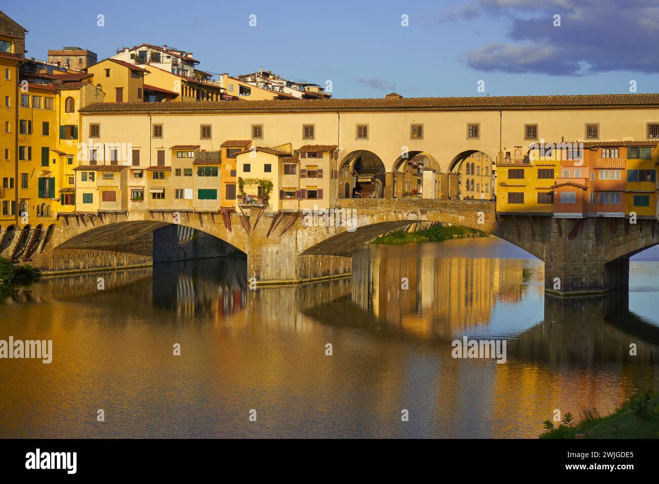 La luce del sole mattutino su Ponte Vecchio, Ponte Vecchio, Firenze, Italia Foto Stock