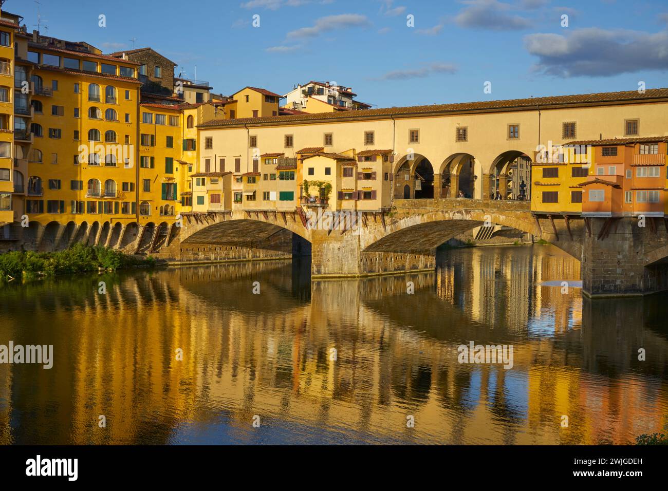 La luce del sole mattutino su Ponte Vecchio, Ponte Vecchio, Firenze, Italia Foto Stock