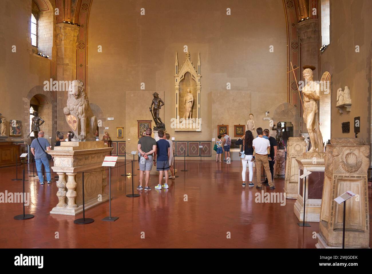 Museo del Bargello, Firenze, Italia: Visitatori che ammirano le solfture, tra cui il David di Donatello e San Giorgio Foto Stock