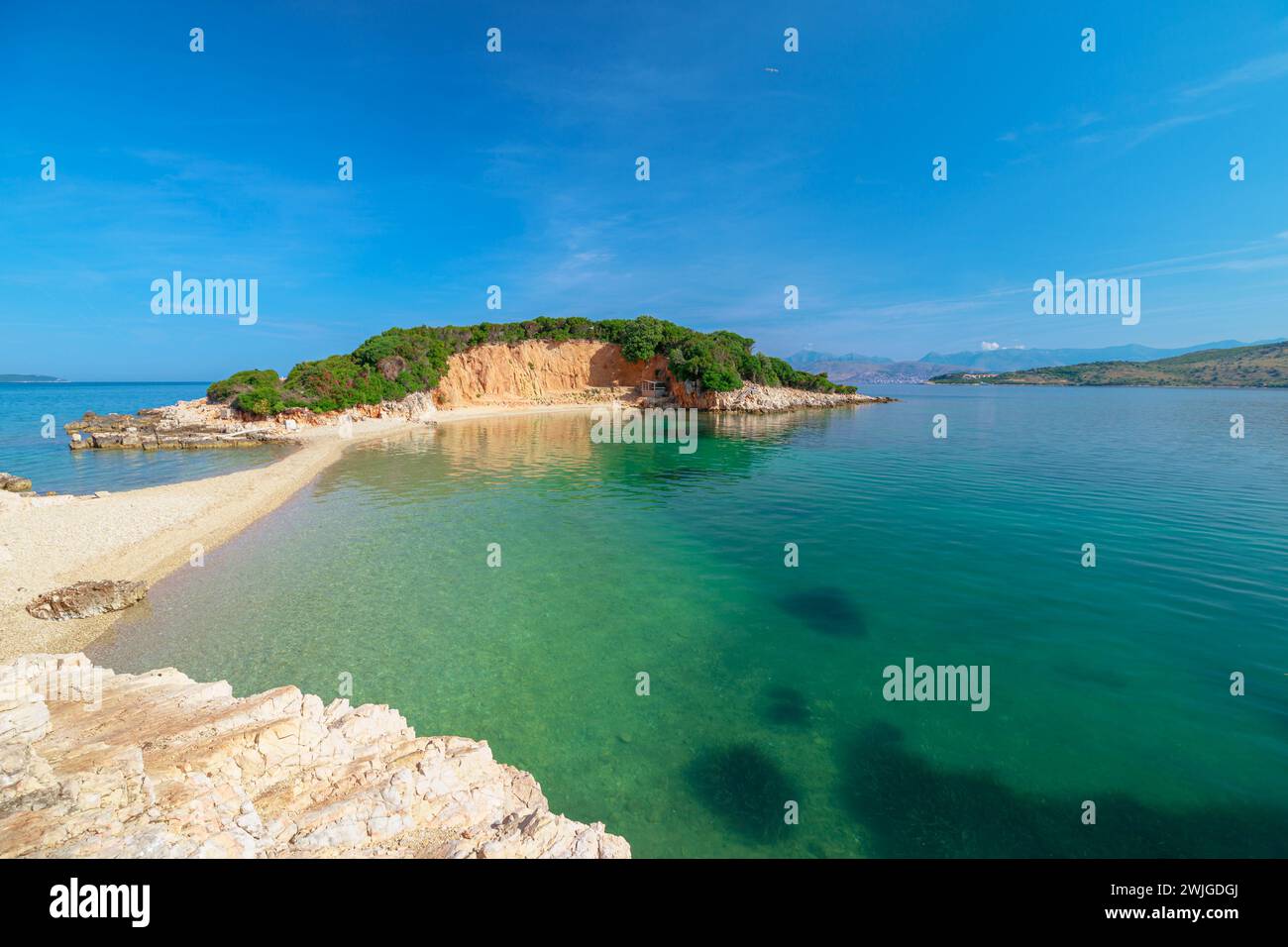 Le isole Ksamil, note anche come le 3 isole o arcipelago di Ksamil, sono un gruppo di piccole isole situate lungo la costa meridionale dell'Albania, vicino al Foto Stock