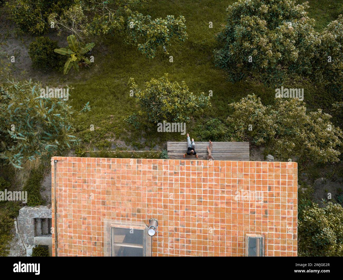 Vista aerea che mostra il tetto piastrellato, i lucernari e le pendenze in pendenza. Casa Perucho, Perucho, Ecuador. Architetto: Pedro Calle + El Sindicato Arquitectura, 2023. Foto Stock