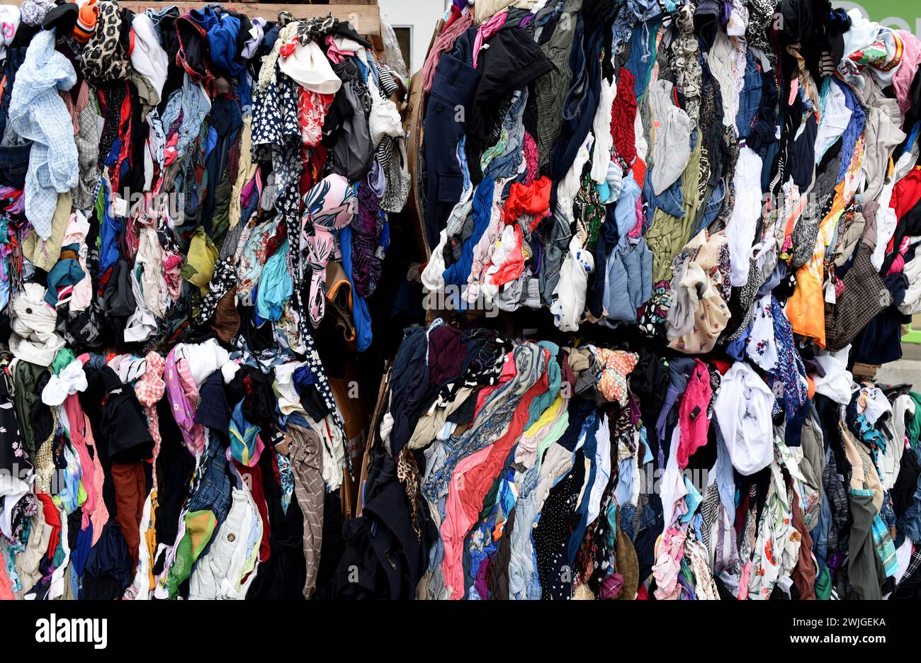 Abbigliamento confezionato per il riciclaggio all'esterno di un negozio di articoli di seconda mano Value Village Foto Stock