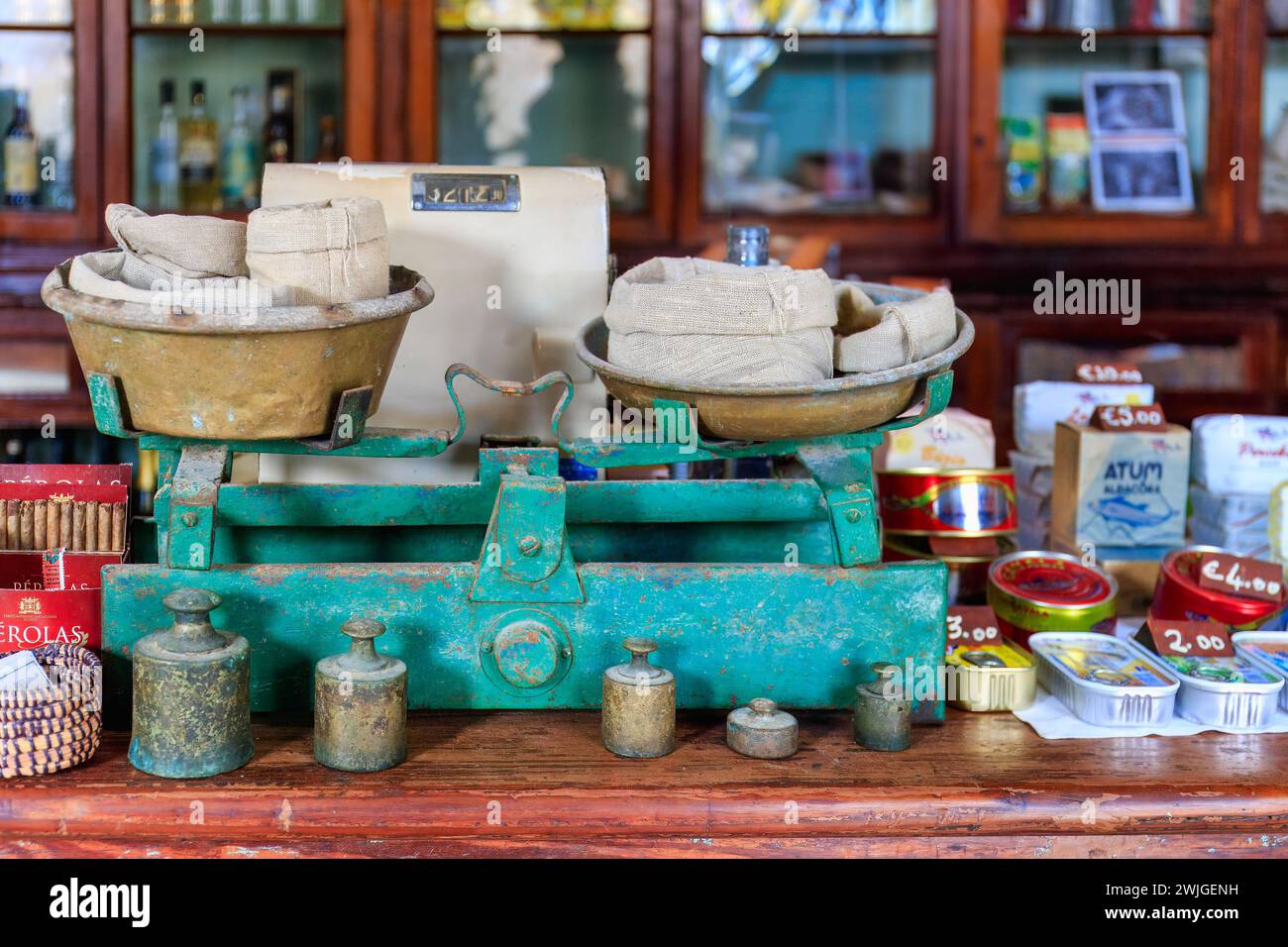 Boa Vista, Kape Verde - 22 marzo 2018: Negozio locale a Sal Rei che bilancia la tradizione con i beni coloniali e il fascino del vecchio mondo. Foto Stock